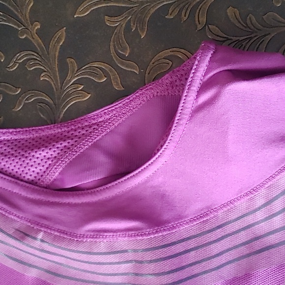 3/$40 Reebok Easy Tone Lilac Shirt Sz Med - Picture 5 of 7